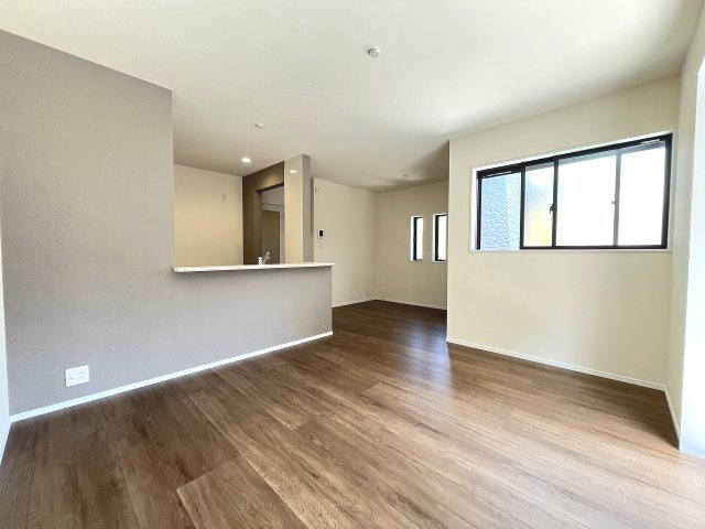 【居間・リビング】 | 福岡市東区香椎5丁目　1号棟（全1棟）【仲介手数料無料・0円】 | 施工例。施工例は完成時と異なる場合があります。