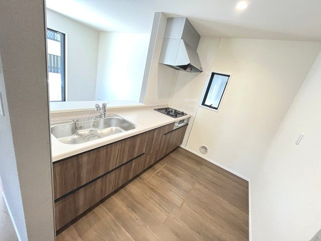 【キッチン】 | 福岡市東区香椎5丁目　1号棟（全1棟）【仲介手数料無料・0円】 | 施工例。施工例は完成時と異なる場合があります。

