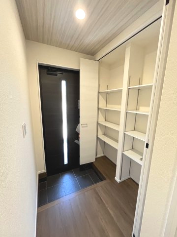 【玄関】 | 福岡市東区香椎5丁目　1号棟（全1棟）【仲介手数料無料・0円】 | 施工例。施工例は完成時と異なる場合があります。