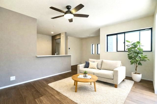 【居間・リビング】 | 福岡市東区香椎5丁目　1号棟（全1棟）【仲介手数料無料・0円】 | 施工例。リビングです。施工例は完成時と異なる場合があります。