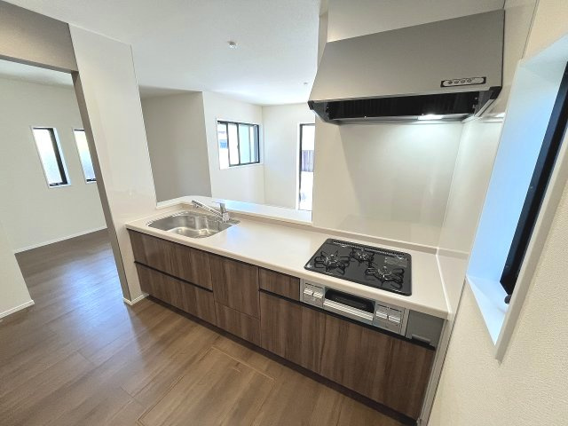 【キッチン】 | 福岡市東区香椎5丁目　1号棟（全1棟）【仲介手数料無料・0円】 | 施工例。施工例は完成時と異なる場合があります。