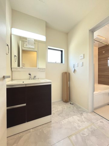 【洗面所】 | 福岡市東区香椎5丁目　1号棟（全1棟）【仲介手数料無料・0円】 | 施工例。施工例は完成時と異なる場合があります。