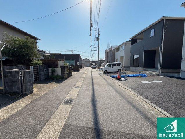 和歌山市有本　第4期　新築一戸建ての前面道路含む現地写真|周辺は閑静な住宅街！前面道路広々で車の出し入れも便利です。駐車が苦手な方でも安心して車庫入れできます！