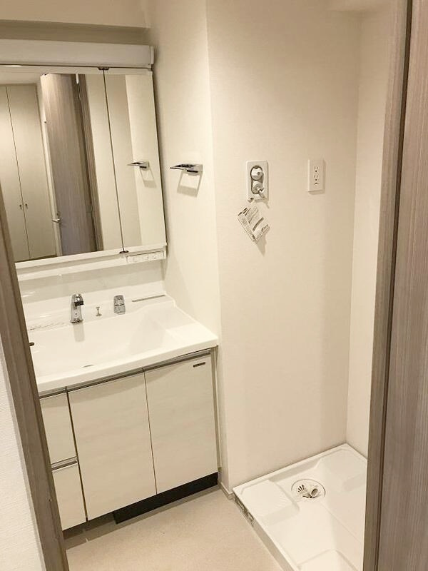 D.Largo鶴見の洗面所|人気の三面鏡付き独立洗面台♪