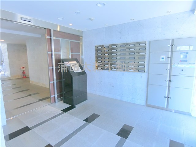 メインステージ多摩川Ⅱのエントランス|オートロックと宅配ボックス付きのエントランス