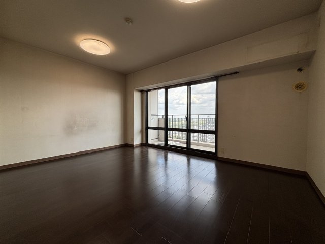 桃花台パークヒルズ弐番館の居間・リビング|明るい陽射しが入るリビングです！