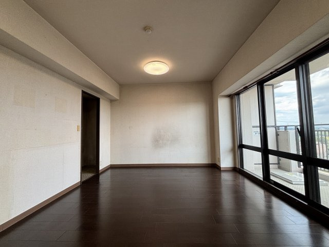 桃花台パークヒルズ弐番館の居間・リビング|明るい陽射しが入るリビングです！