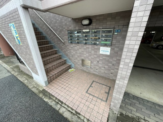 グランデール本多聞のエントランス