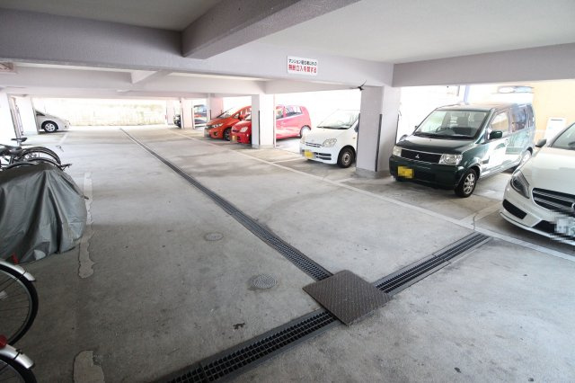 グランデール本多聞の駐車場