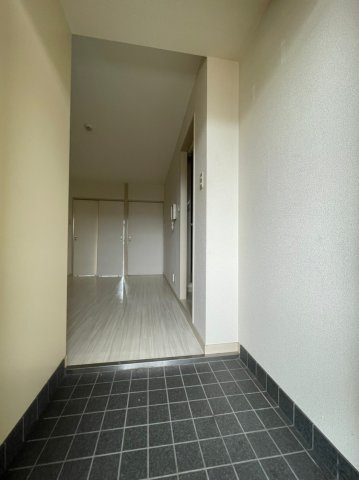 グランデール本多聞の玄関