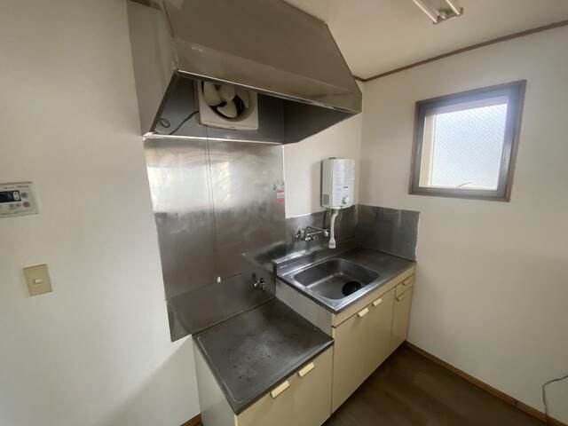 厚木市緑ケ丘２丁目のアパートのキッチン