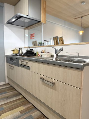 サーパス西大畑のキッチン|新品のシステムキッチンは、お部屋の雰囲気に合わせて優しいカラーの木目調デザインをセレクトしました。