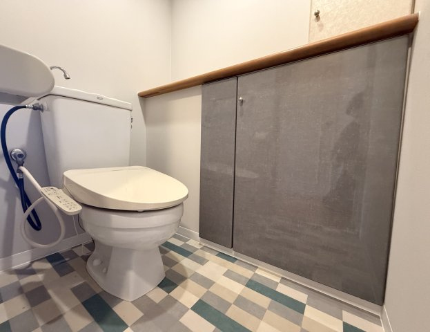 サーパス西大畑のトイレ|コーディネーターこだわりのトイレの床材もポイント。キャッチ―でモダンなデザインがオシャレです。