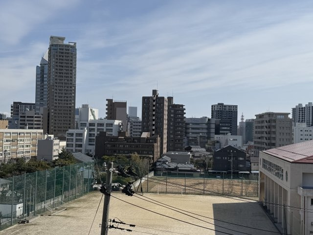 サーパス西大畑の展望|中学校のグラウンドと中央区の街並みが見渡せる眺望が、暮らしに彩りをあたえてくれます。