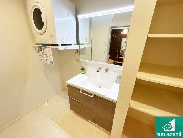 神戸市垂水区塩屋町　第1期　新築一戸建ての独立洗面台|清潔感のある洗面台です。フラットな鏡は掃除がしやすく毎日清潔！鏡裏には収納があるのでスッキリとした洗面台が保てます。