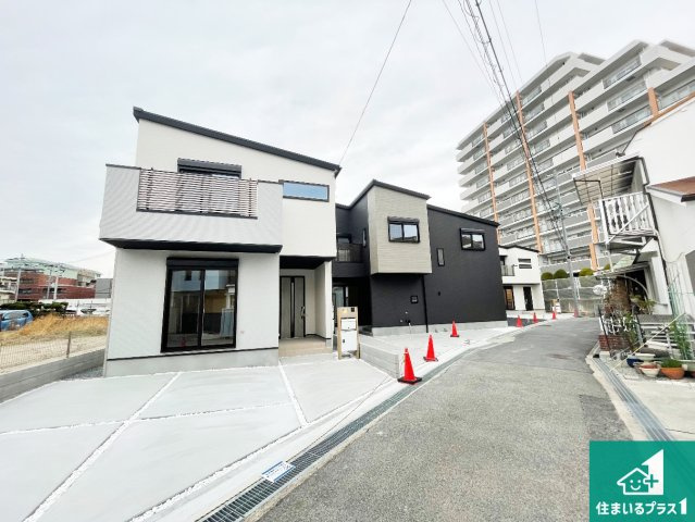 神戸市垂水区塩屋町　第1期　新築一戸建ての前面道路含む現地写真|周辺は閑静な住宅街！前面道路広々で車の出し入れも便利です。駐車が苦手な方でも安心して車庫入れできます！