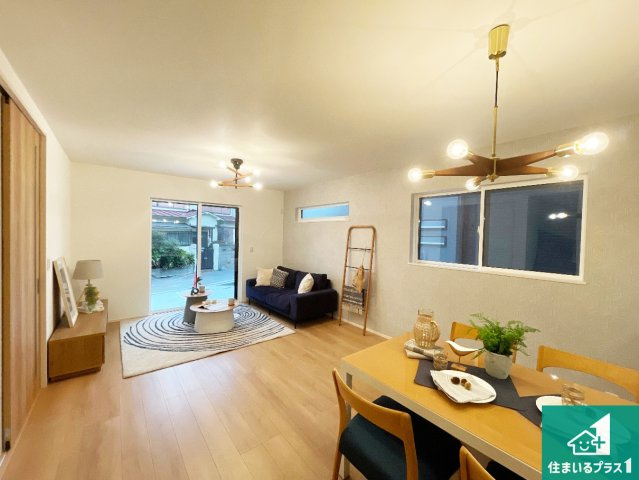 神戸市垂水区塩屋町　第1期　新築一戸建ての居間・リビング|日当たり良好の明るいリビングで朝の目覚めもスッキリできそう！対面キッチンでご家族のコミュニケーションも自然と増える設計！小さなお子様が遊ぶスペースを作っても広々とくつろげるLDK！