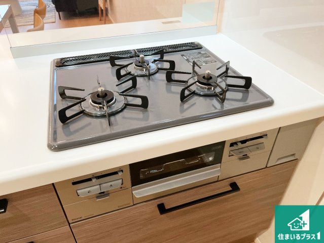 神戸市垂水区塩屋町　第1期　新築一戸建ての設備|ダブル高火力Ｓｉセンサー付きコンロ！３口あるので、まとめて料理をする時も大活躍！
