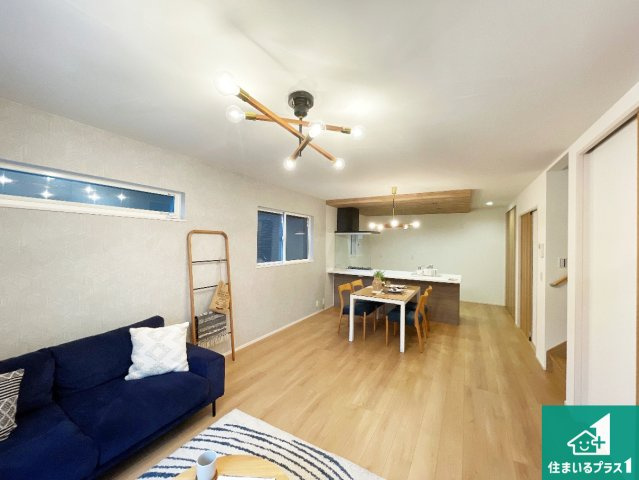 神戸市垂水区塩屋町　第1期　新築一戸建ての居間・リビング|シンプルなリビングは、観葉植物等のインテリアを楽しめますね！パパ好みにも、ママ好みにも家具次第で雰囲気を変えることができます！