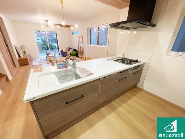 神戸市垂水区塩屋町　第1期　新築一戸建てのキッチン|リビングと統一感があり、使い勝手のいいキッチン。広々としているので、二人並んで作業が出来ちゃいます。お子様と一緒に色々なお料理に挑戦できるスペースがあります。