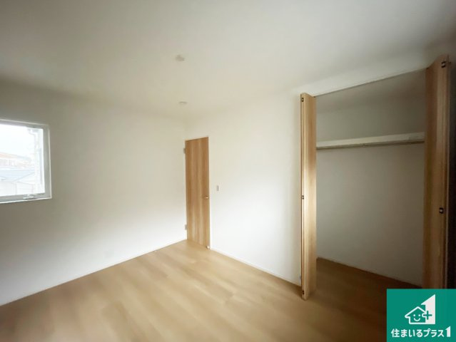 神戸市垂水区塩屋町　第1期　新築一戸建ての洋室|寝室は心地よい眠りについてもらいたくて、シンプルかつ開放的な空間な設計にしています！大きな窓から差し込む日が心地いいです♪