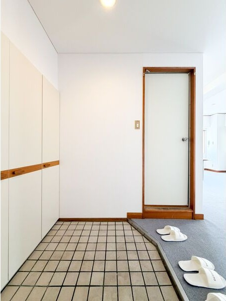 荘苑ひがし栄の玄関