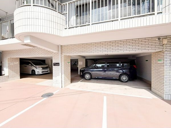 荘苑ひがし栄のエントランス