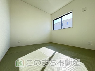 【和室】 | CRADLEGARDEN結城市結城第43　6号棟 | お子様のお昼寝にも便利な和室です。大きな窓から暖かな日差しが差し込みます♪
