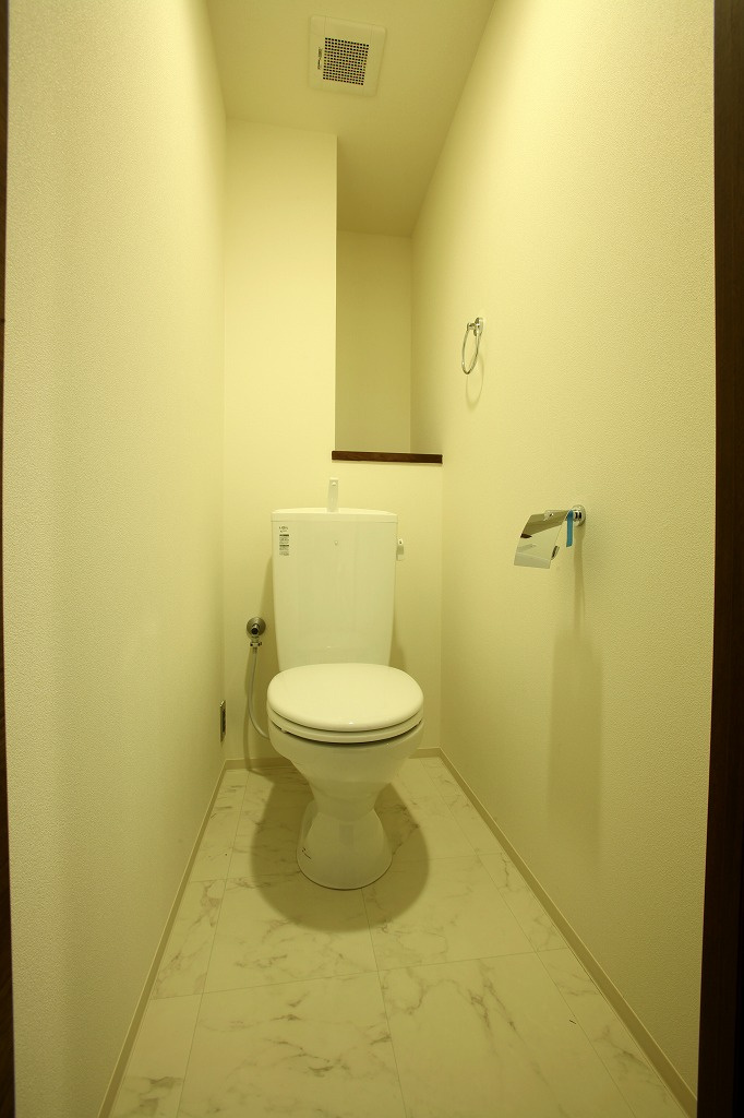 コーポやすり苑のトイレ|同タイプの別部屋の参考写真です。色など異なる場合は現状優先となります。
