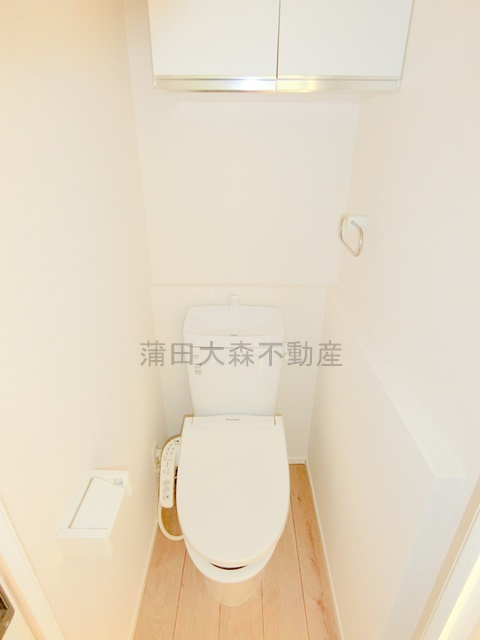 BoaSorte大森中のトイレ|吊戸棚と温水洗浄便座付きのトイレ