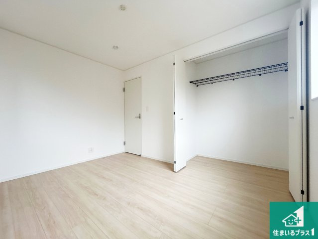 和歌山市有本　第4期　新築一戸建ての洋室|寝室は心地よい眠りについてもらいたくて、シンプルでかつ開放的な空間に！大きな窓から差し込む朝日が、すっきりとした目覚めをサポートします。