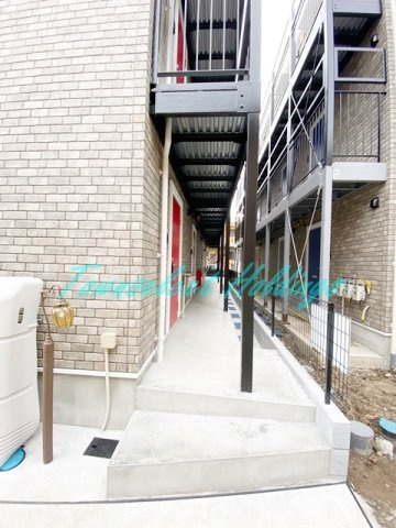 横浜市栄区笠間１丁目のアパートのエントランス