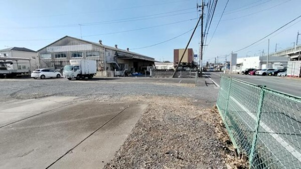 熊谷市広瀬　建築条件なし売地の前面道路含む現地写真