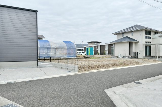 高知市福井東町　建築条件付き売土地の前面道路含む現地写真