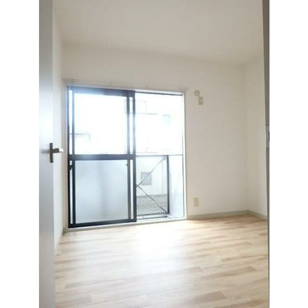 フロイント長門石の居間・リビング|こちらの居間で趣味の時間をお楽しみください