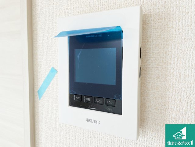 ●生駒郡斑鳩町龍田　第2期・第3期　新築一戸建ての防犯設備|カラーモニターインターホン！声だけでなく来訪者の姿や顔がモニターで確認できるので、小さなお子様がいらっしゃるご家庭でも安心できます！