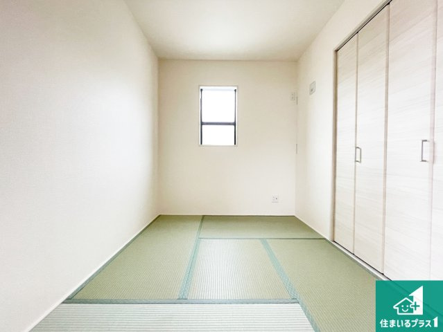 ●生駒郡斑鳩町龍田　第2期・第3期　新築一戸建ての和室|一室あると便利な和室は客間としてだけでなく、小さなお子様のプレイルームや食後のくつろぎスペースとしてもご利用いただけます。収納もついていますので大活躍間違いなし！