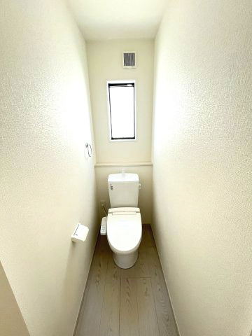 【内装】 | 福岡市西区野方2丁目4期　2号棟（全3棟）【仲介手数料無料・0円】 | 施工例。1階のトイレです。施工例は完成時と異なる場合があります。