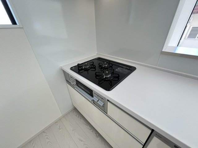 【キッチン】 | 福岡市西区野方2丁目4期　2号棟（全3棟）【仲介手数料無料・0円】 | 施工例。施工例は完成時と異なる場合があります。