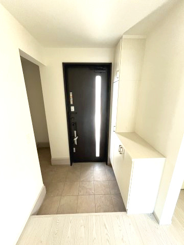 【玄関】 | 福岡市西区野方2丁目4期　2号棟（全3棟）【仲介手数料無料・0円】 | 施工例。施工例は完成時と異なる場合があります。