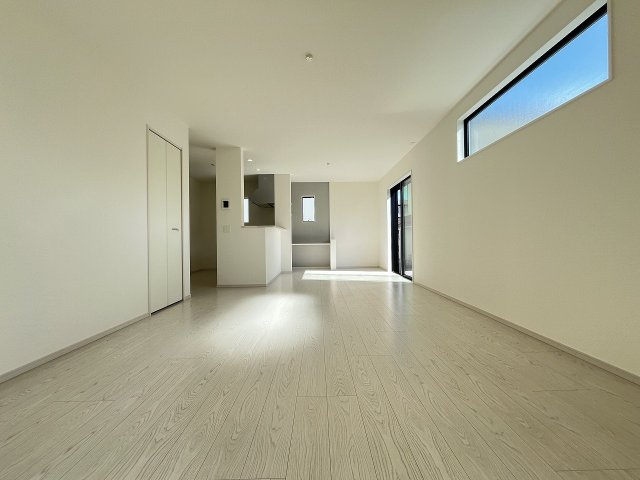 【内装】 | 福岡市西区野方2丁目4期　2号棟（全3棟）【仲介手数料無料・0円】 | 施工例。リビングです。施工例は完成時と異なる場合があります。