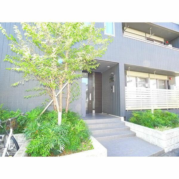 Ｐｌｕｓｌｉｎ　Ｇａｒｄｅｎ（プラスリンガーデン）のエントランス|落ち着いたエントランスです