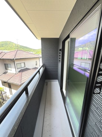 【バルコニー】 | 福岡市西区野方2丁目4期　3号棟（全3棟）【仲介手数料無料・0円】 | 現地写真。インナーバルコニーです。