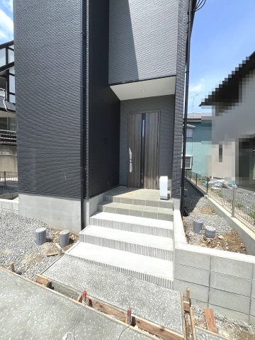 【玄関】 | 福岡市西区野方2丁目4期　3号棟（全3棟）【仲介手数料無料・0円】 | 現地写真。