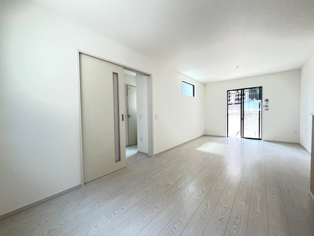【居間・リビング】 | 福岡市西区野方2丁目4期　3号棟（全3棟）【仲介手数料無料・0円】 | 現地写真。