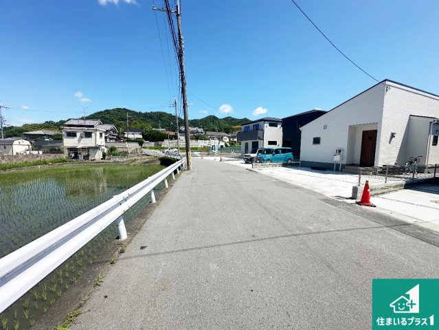 ●29(土)30(日)現地案内可能！　生駒郡斑鳩町龍田の前面道路含む現地写真|周辺は閑静な住宅街！前面道路広々で車の出し入れも便利です。駐車が苦手な方でも安心して車庫入れできます！