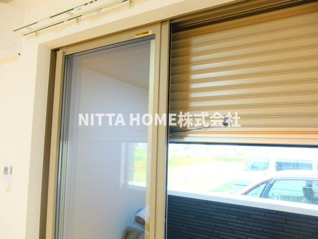 ツバメの内装|雨戸シャッター付きで防犯対策もできます◎
