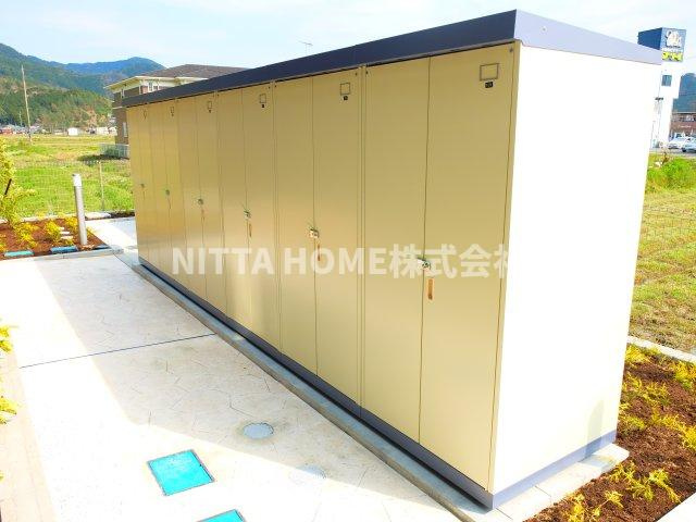 ツバメのエントランス|スタッドレスタイヤ保管等に便利な外部物置◎