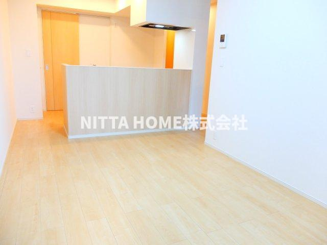 ツバメの居間・リビング|南向きで日当たり良好な１１．８帖のリビングルーム◇