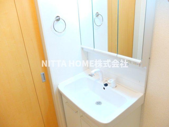 ツバメの独立洗面台|三面鏡の付いた独立洗面台☆彡